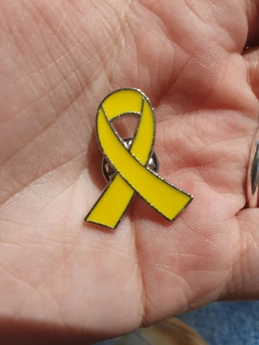 סיכת סרט צהוב - למען החטופים 💛 (המחיר ל-10 סיכות)